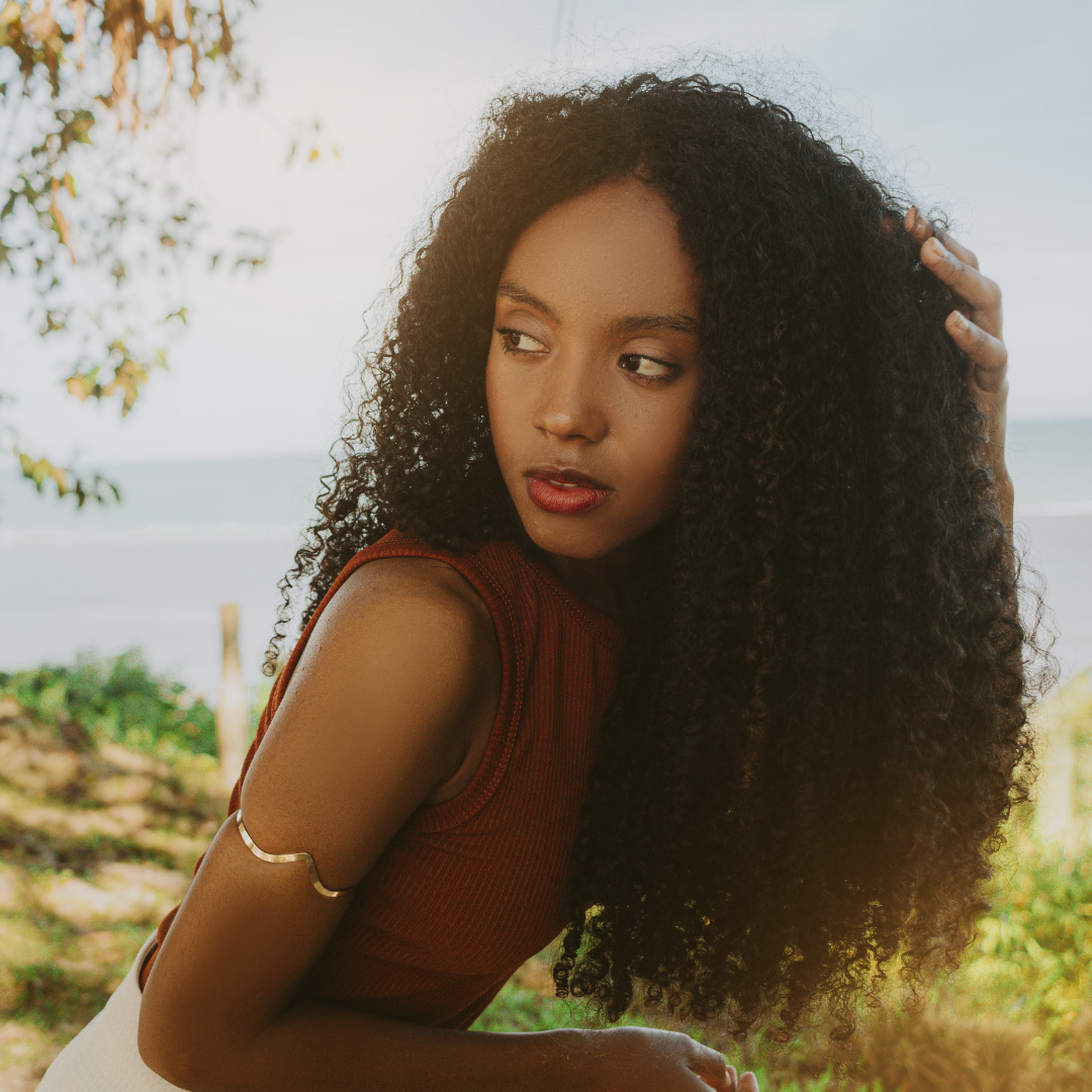 Mulher com cabelo cacheado e volumoso