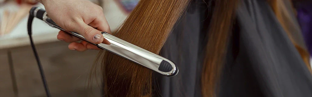 Alisamento capilar e segurança: O que você precisa saber sobre o risco do formaldeído nos cosméticos